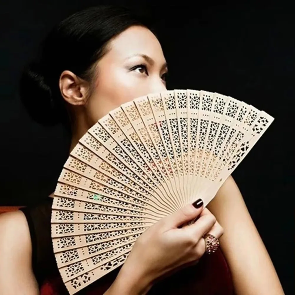 Éventail pliant en bambou avec manche en bois, structure pliable, taille compacte, design creux, éventails pliants chinois.