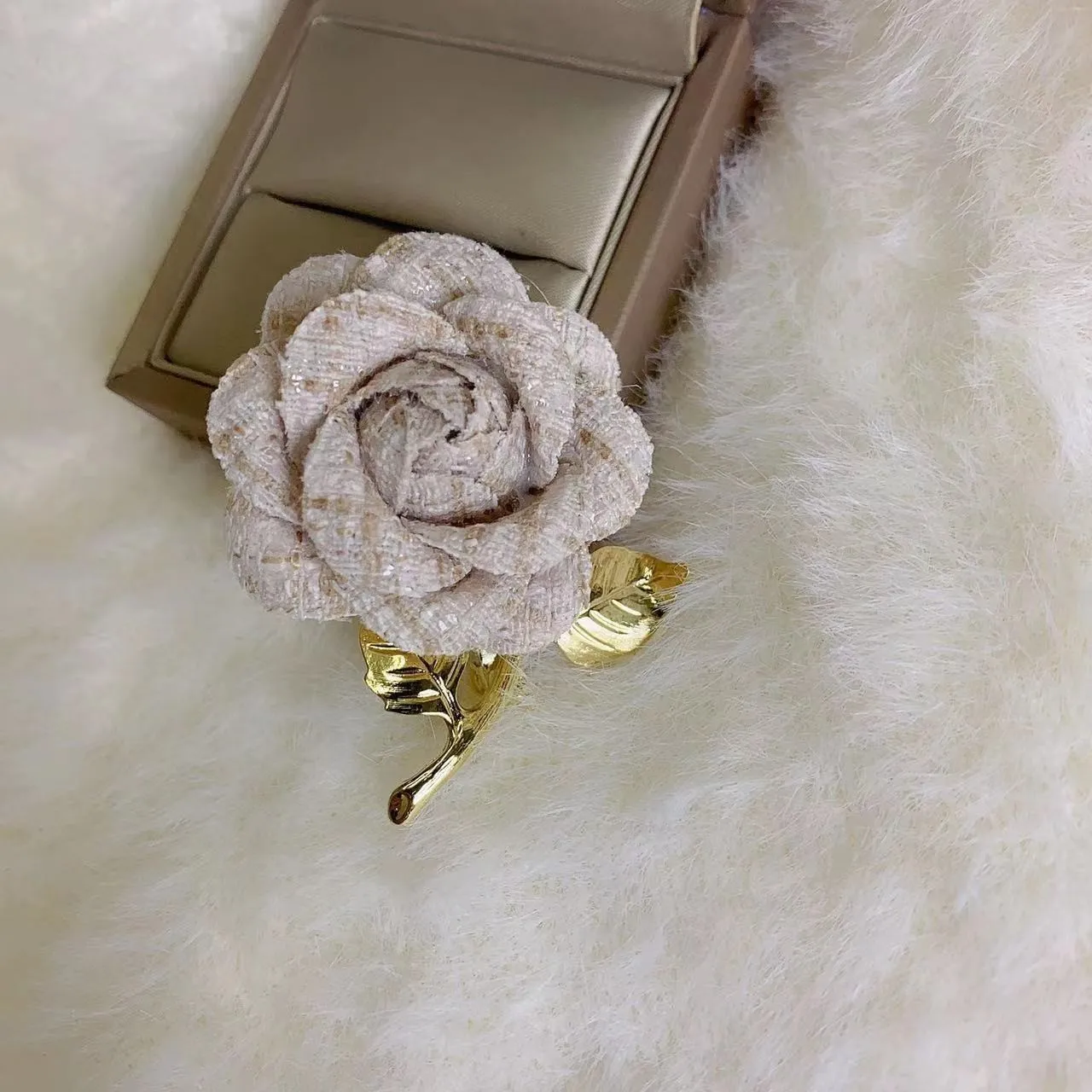 여성용 클래식 우아한 카멜리아 천 브로치 배지, 패션 빈티지 레이디 꽃 격자 무늬 파티 웨딩 핀 액세서리