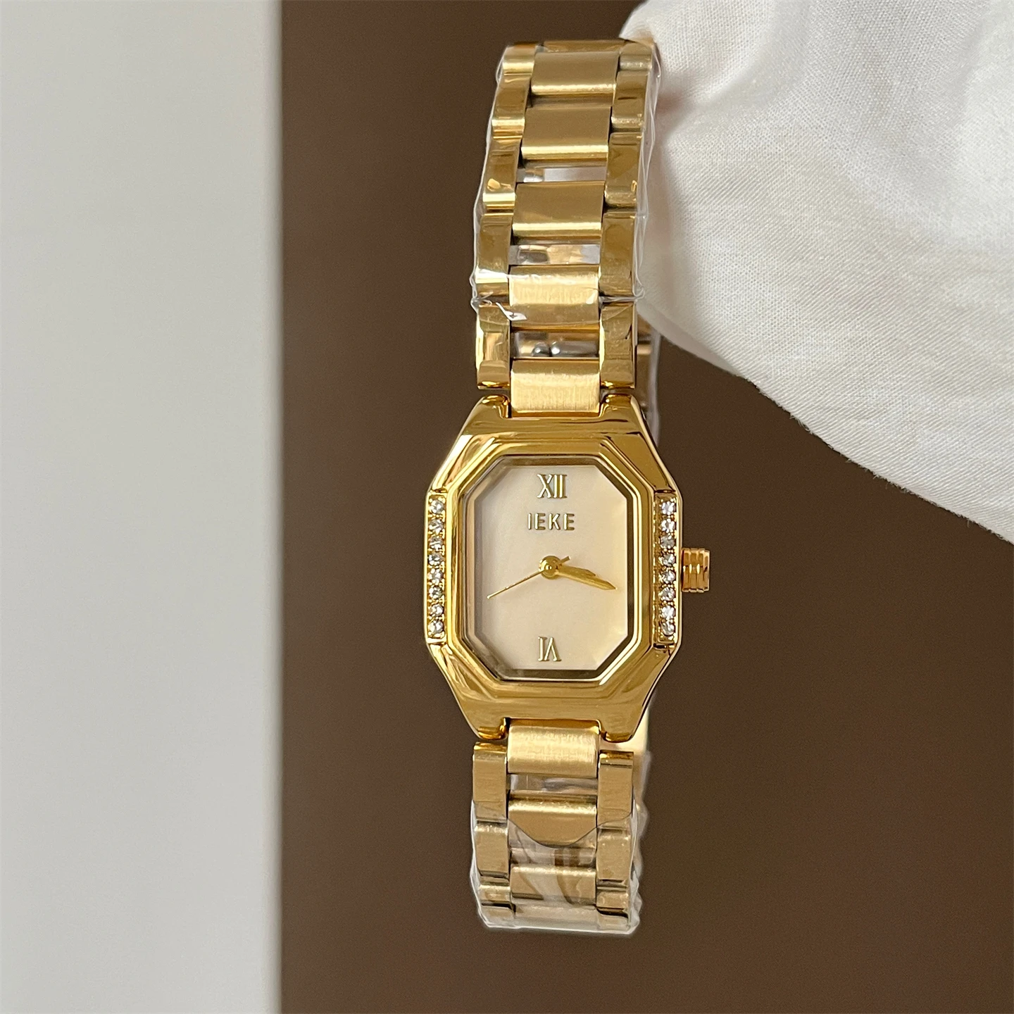 Elegant Women'S WristwatchNew HighEnd SelectionSophisticated Red And Gold Design, Versatile And Retro Style, Simple Steel Band.