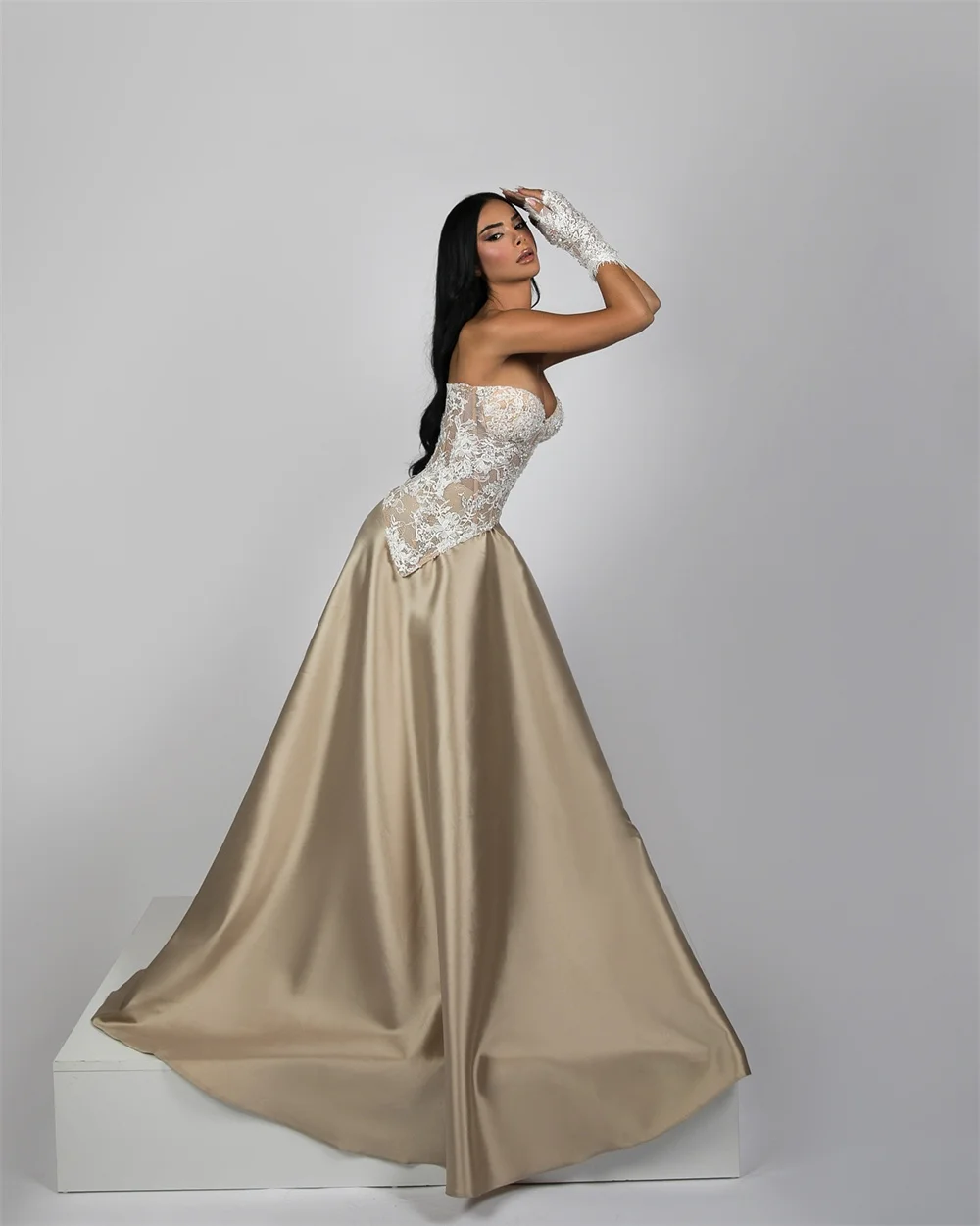 Amanda Guanti in rete personalizzati Ricami con cut-out Abiti da ballo lunghi fino al pavimento Abiti da sera senza spalline Serata formale senza maniche