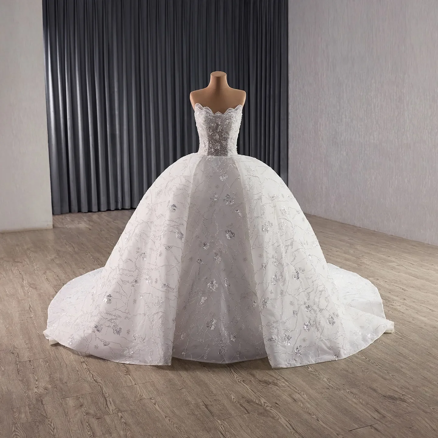 

High-end White Handmade Beading Pearl Sequins Wedding Dresses 2025 Ball Gown Strapless Sleeveless Backless Chapel Train Tulle