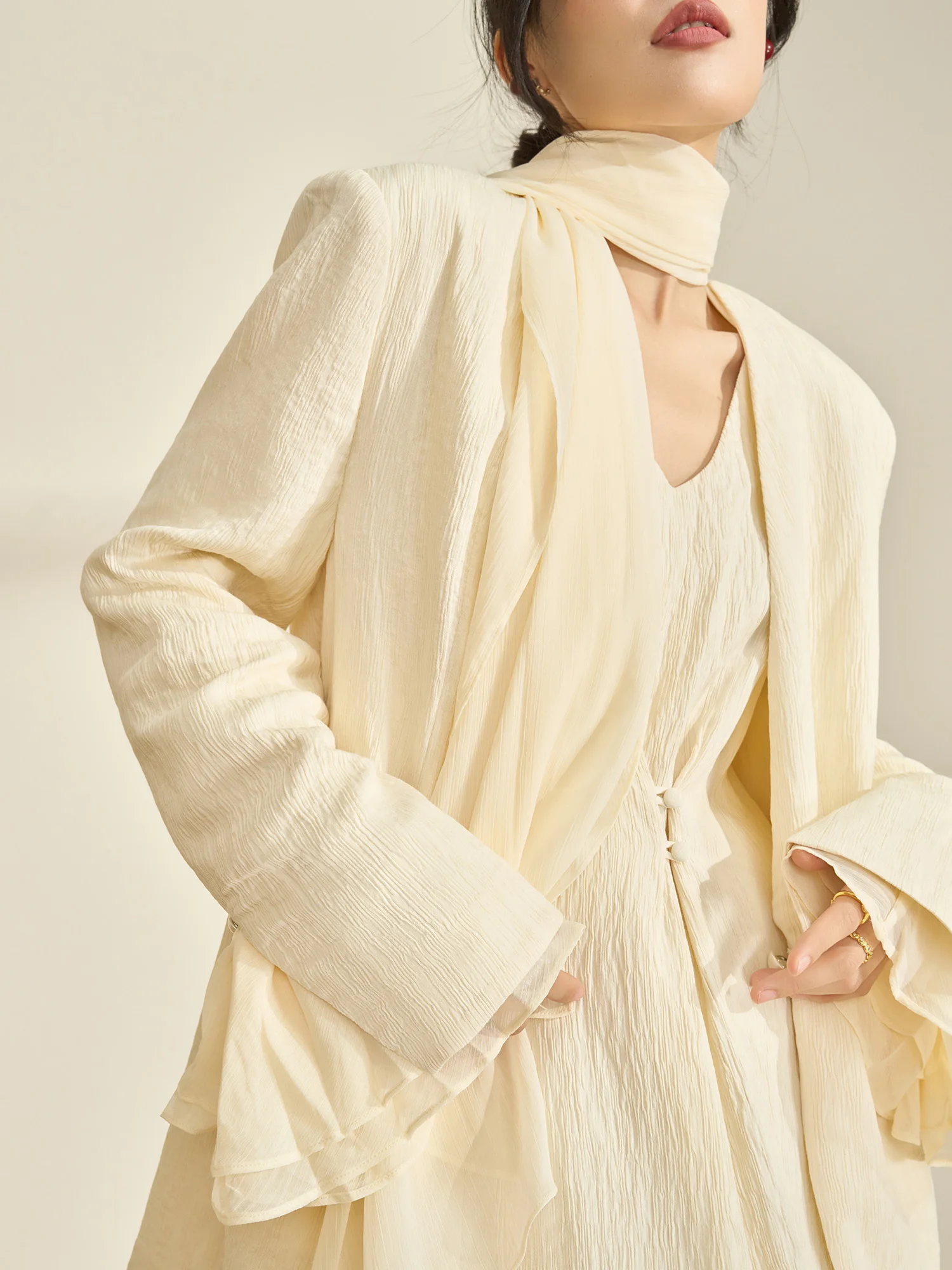 

Женский комплект Flowing Era: Тонкий текстурированный шарф-вуаль, повседневный модный костюм с поясом, износостойкое пальто с длинными рукавами