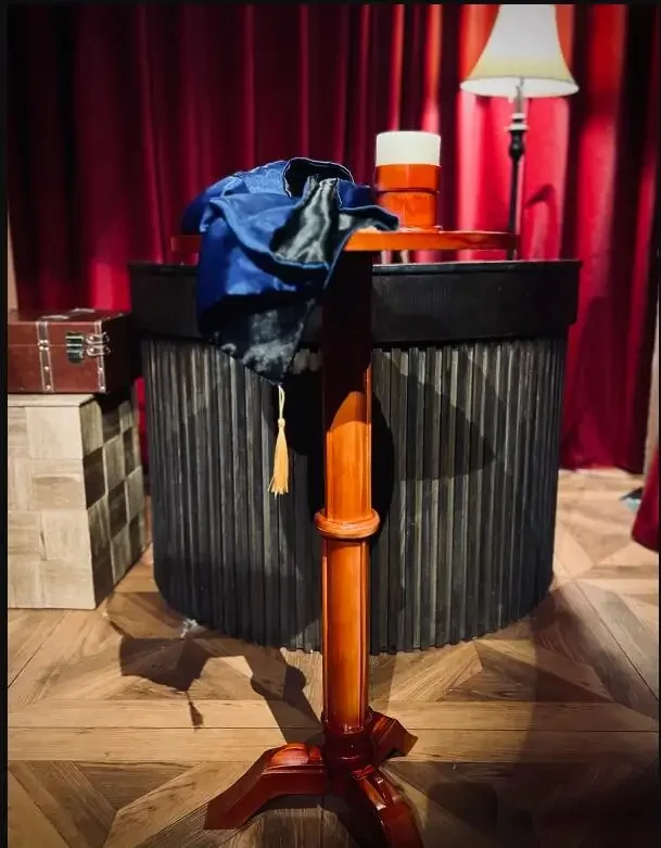 طاولة عائمة عمودية كلاسيكية مستديرة على الطراز القديم (مع شمعدانات أسطوانية قابلة للإمالة مضادة للجاذبية) خدعة سحرية