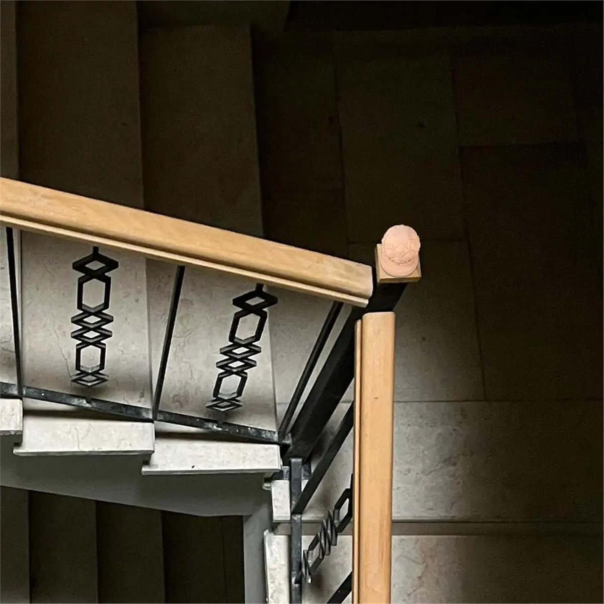 A08I Wood Finial Ornaments Solid Wood Staircase Finial Top Decorative Handrail Post Topper for Interior Stair Parts 8x10cm
