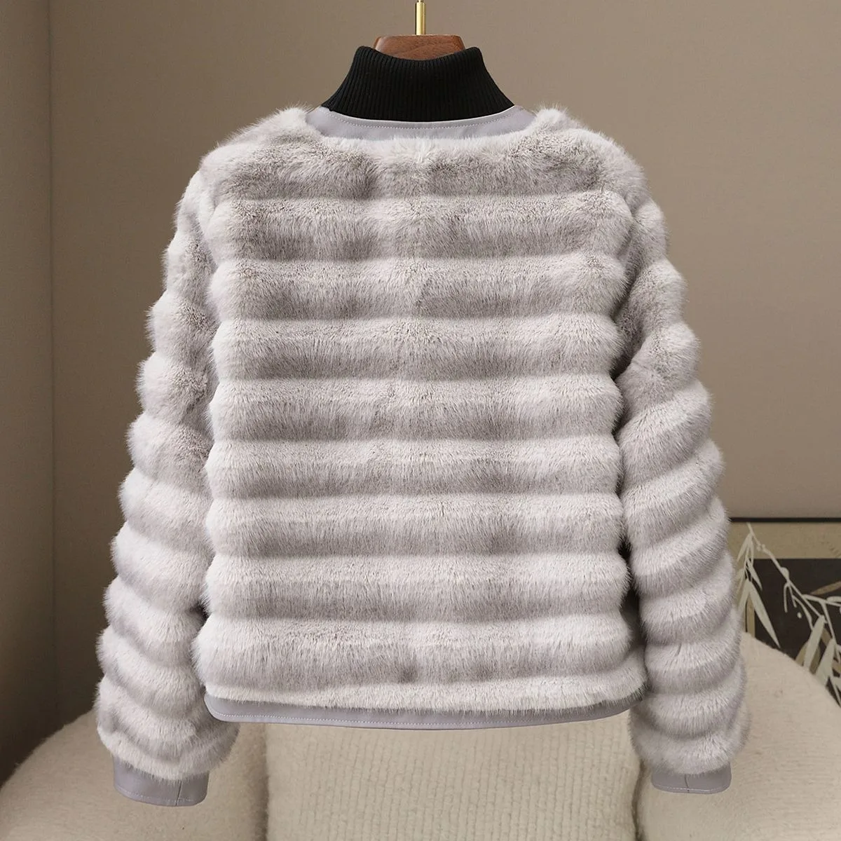 معطف فرو المنك الجديد لخريف وشتاء 2025 برقبة دائرية من فرو المنك المقلد صديق للبيئة للنساء