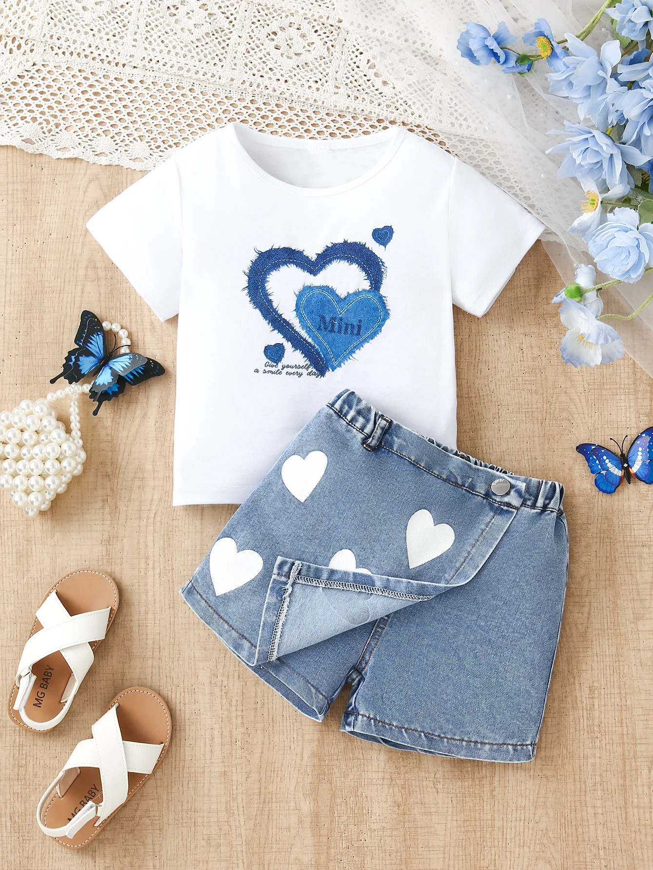 

A new white casual loose and playful short-sleeved heart-shaped printed T-shirt and denim culottes set for baby girls