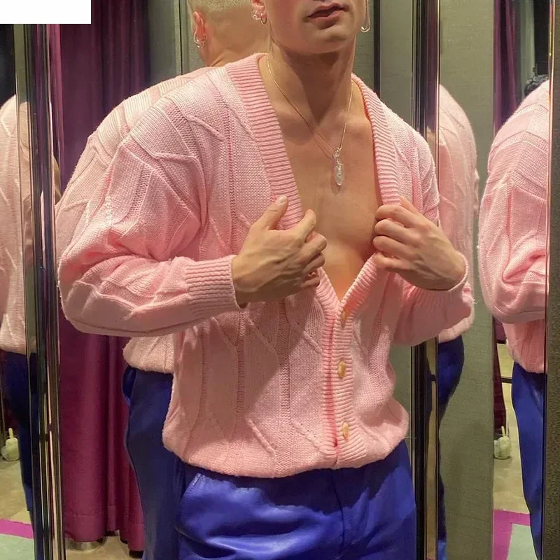 

Сексуальный розовый свитер с глубоким V-образным вырезом для мужчин, модный свободный кардиган на пуговицах с длинными рукавами, весенняя трендовая уличная одежда, мужской трикотаж