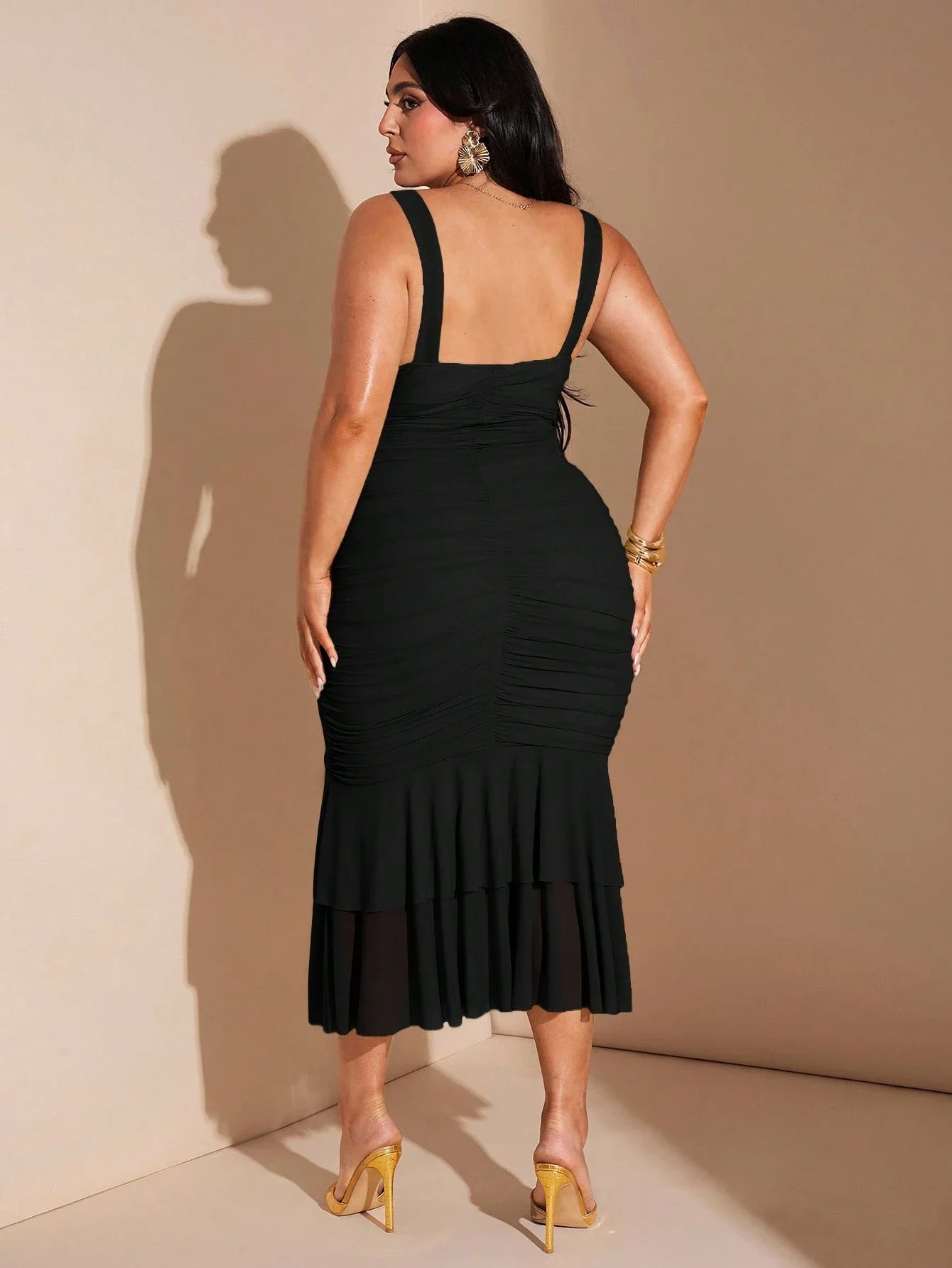 

Платье-миди с V-образным вырезом, рюшами и оборками по низу для женщин больших размеров, идеально для вечеринок и отпуска.