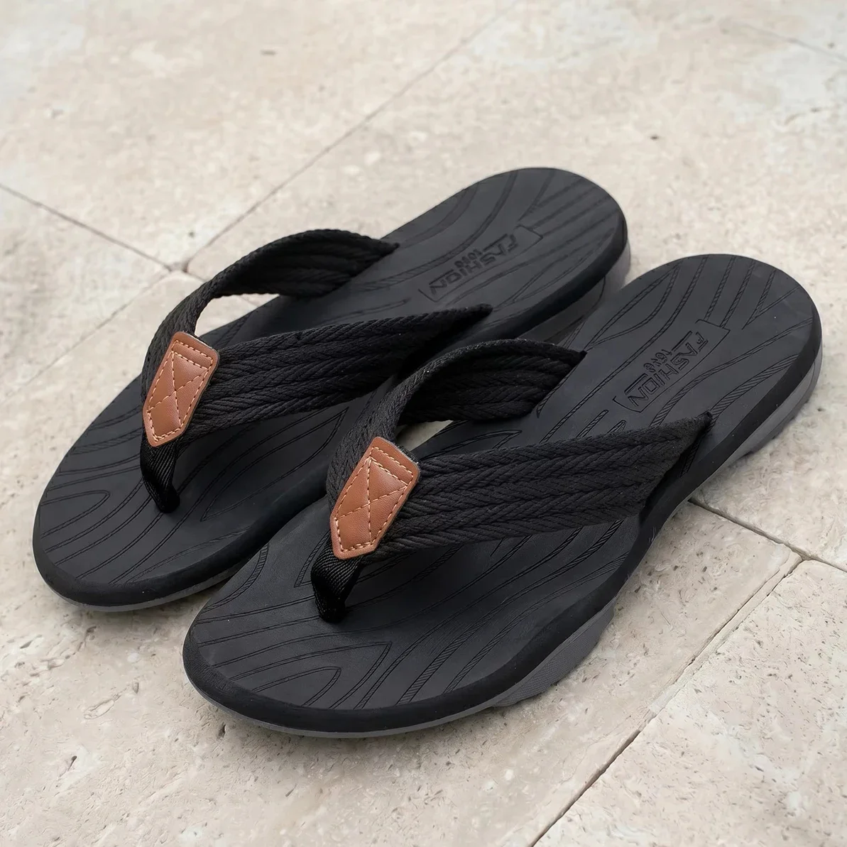 Herren-Strand-Flip-Flops, bequeme Strand-Sandalen, rutschfeste und strapazierfähige Freizeitschuhe für den Sommer, geeignet für den Innen- und Außenbereich. – Detail 2