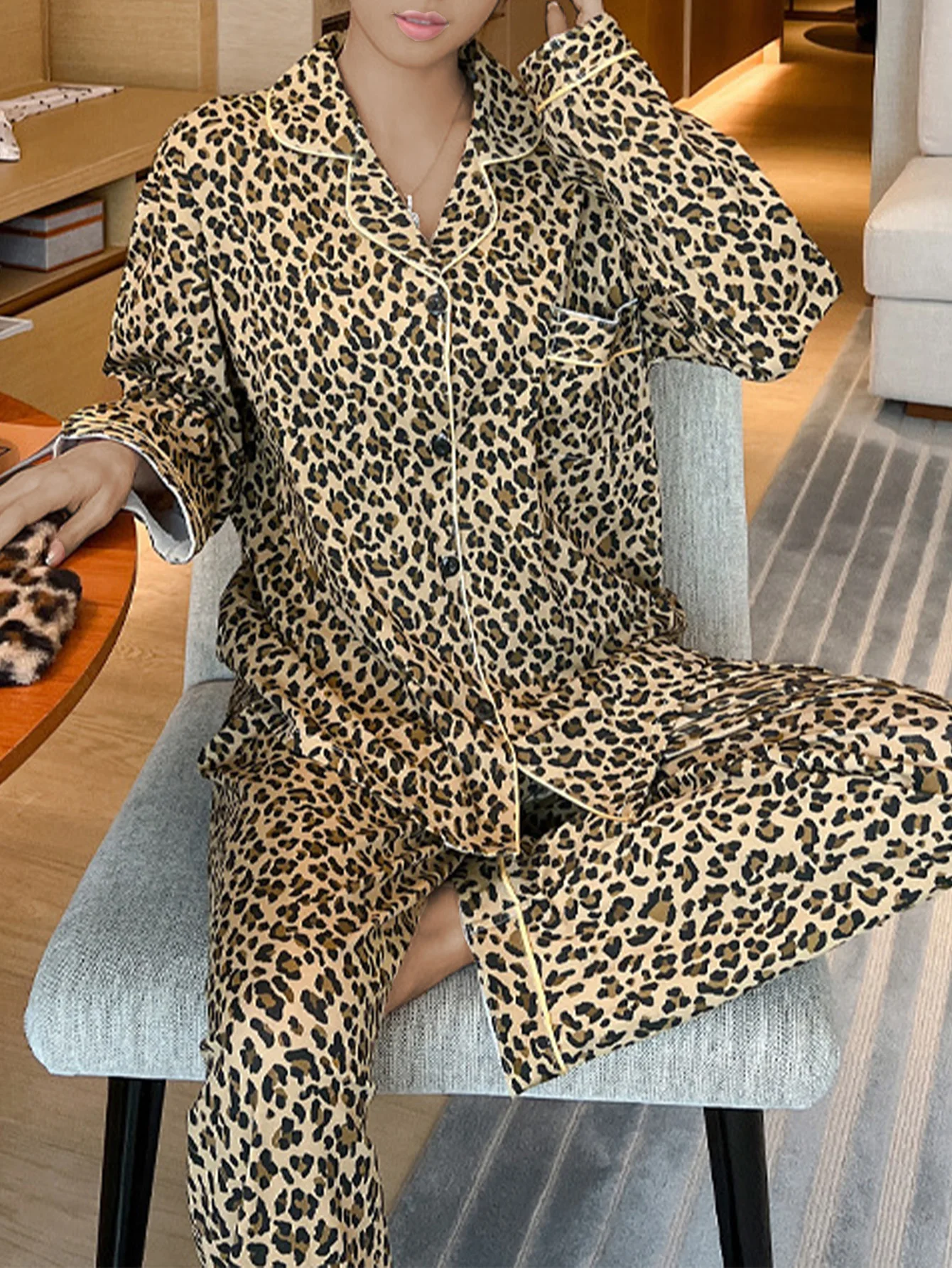 2-piece set of women\'s sexy and light luxury random printed leopard print long-sleeved cardigan and long pants set home clothes.