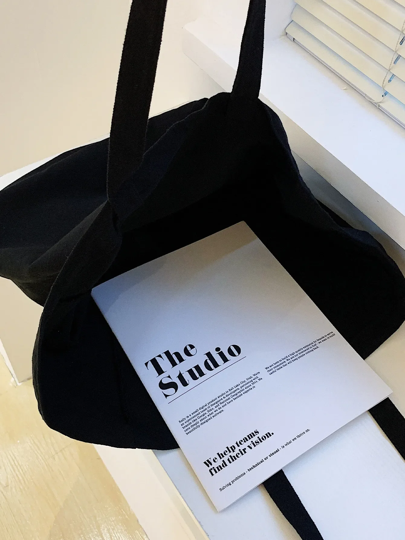 Fashionable and Minimalist Solid Color Canvas Tote Bag Large Capacity Handbag Soft and Durable Shoulder Bag Daily Commute view 3