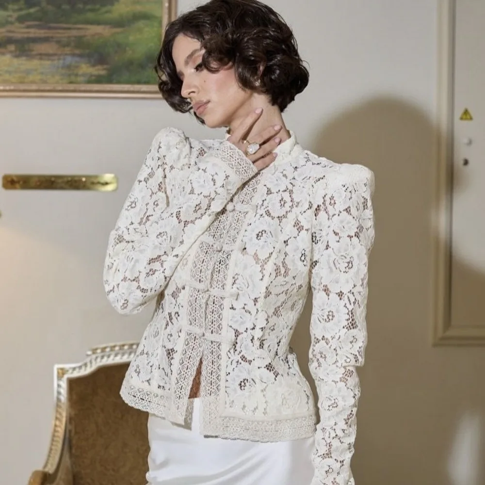 Modische, ausgeschnittene, mit Spitze bedruckte Hemden, langärmelig, schmal geschnitten, durchsichtige Bluse, Froschkopfknopf, Patchwork, Damenhemd, Oberteile, für den Arbeitsalltag – Detail 8