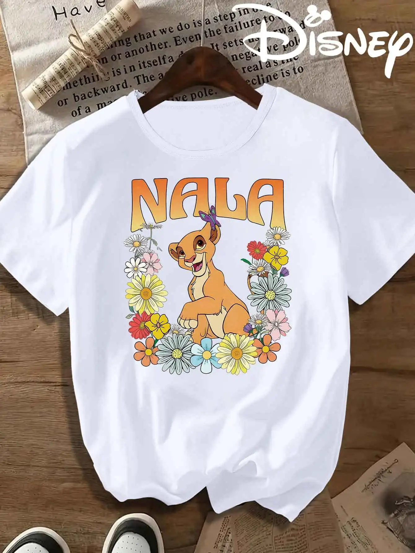 

2025 Женская повседневная удобная уникальная черная футболка с круглым вырезом и короткими рукавами с принтом Disney с уникальным улыбающимся лицом