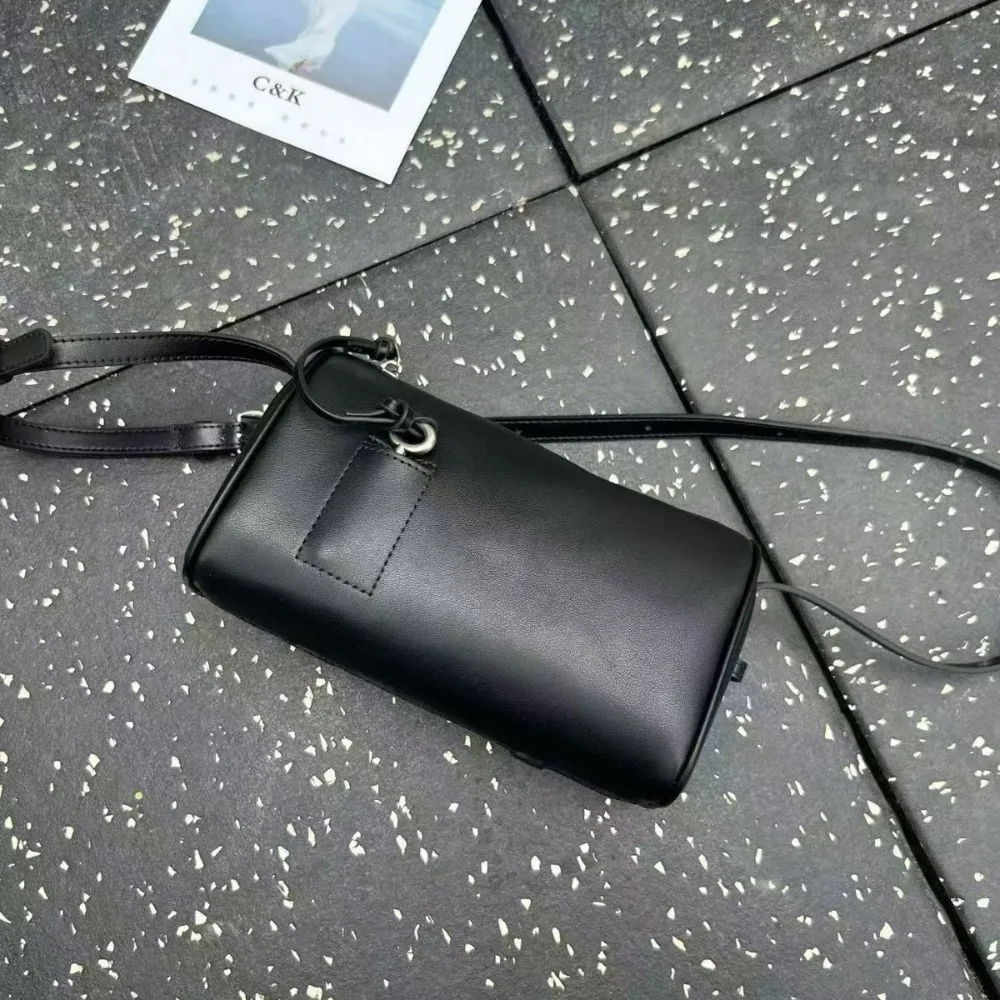 

High-quality Pen Holder Bag, New Old Money Wind Handbag, Women's Temperament, Underarm Fashion Texture Unique Key Insert