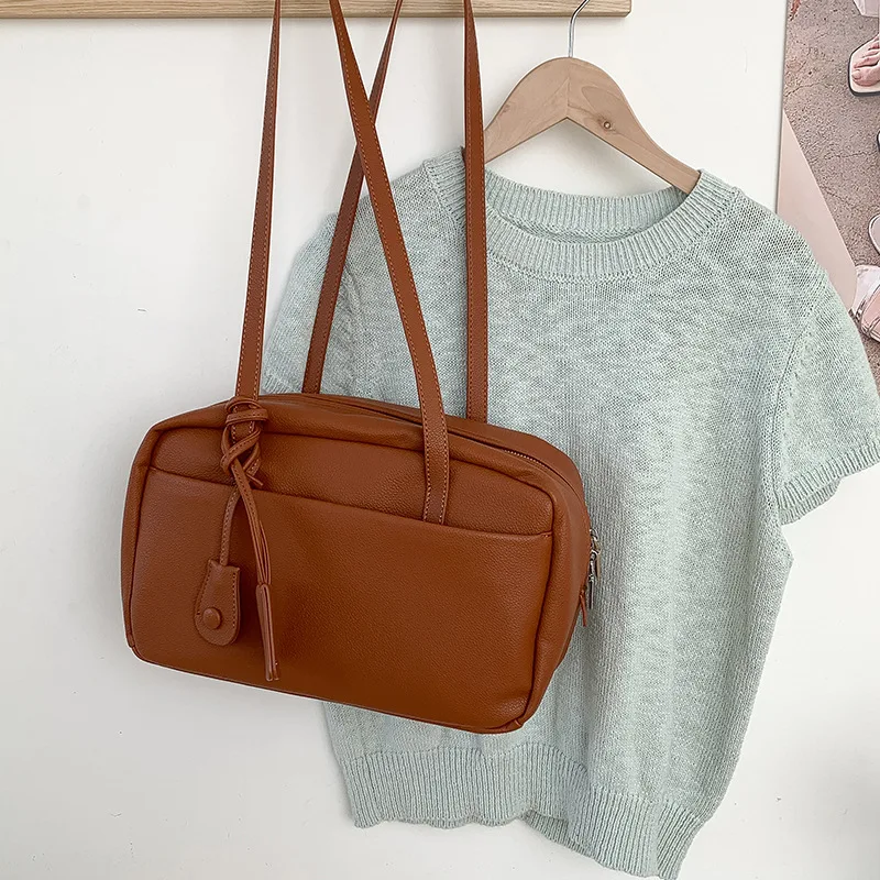 

Korean style high-end commuting large capacity shoulder bag for women's summer new versatile niche soft face Boston bag y2k ita