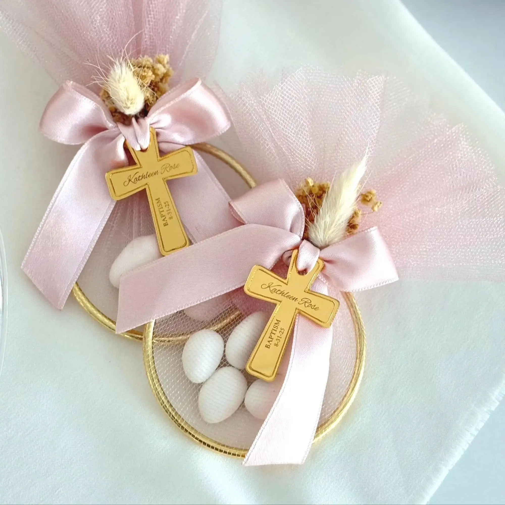 Personalisierte Taufgeschenke, Mandelbonbons in einem Ring-Tüllbeutel, Erinnerungsgeschenk zur Taufe – Band und Acryl nur im Lieferumfang enthalten – Detail 1