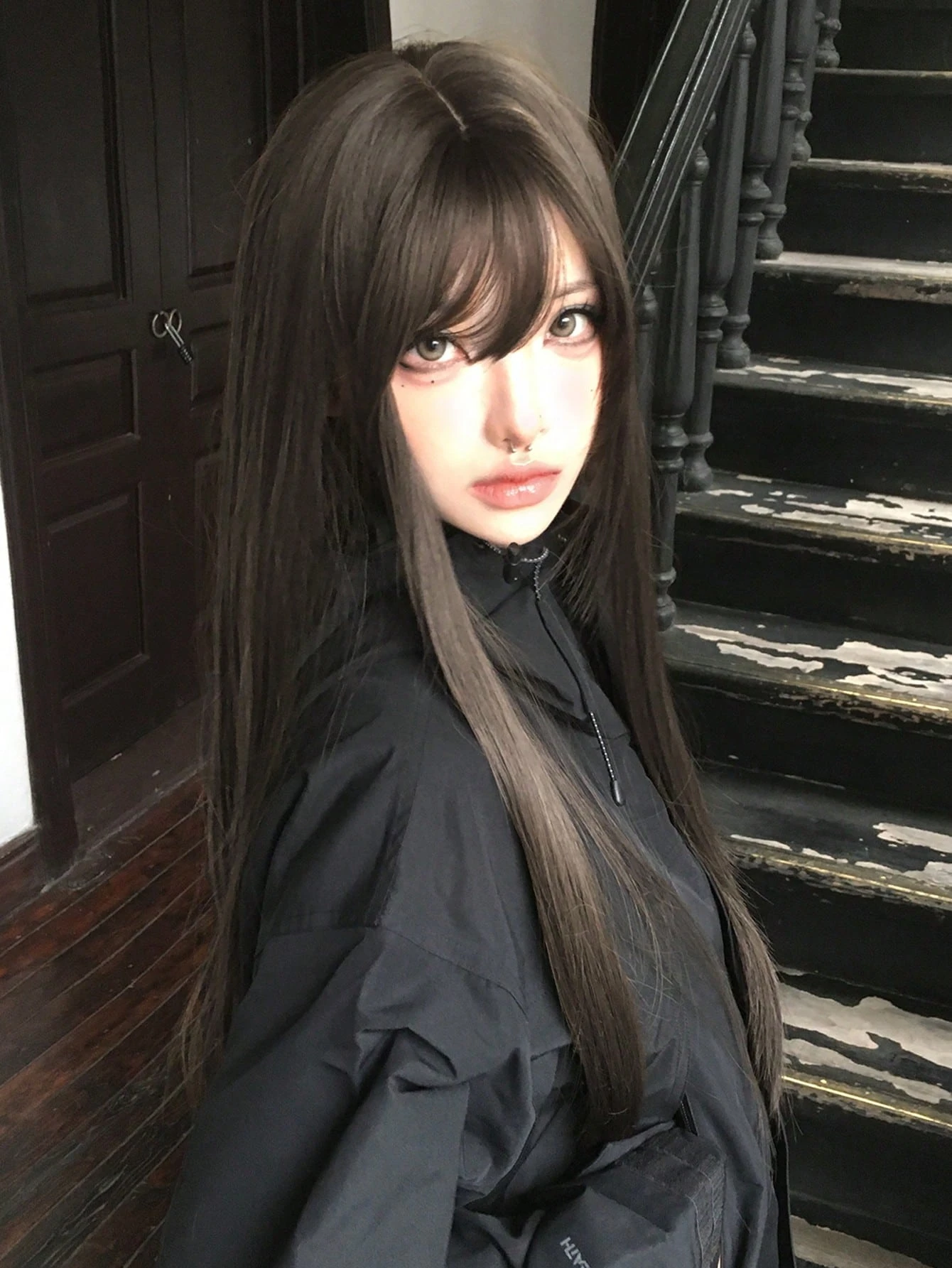 

1 шт. синтетического термостойкого длинного прямого парика (стиль натурального черного парика), с челкой, длина 24 дюйма, волокно, подходит для повседневного ношения, естественный и реалистичный парик