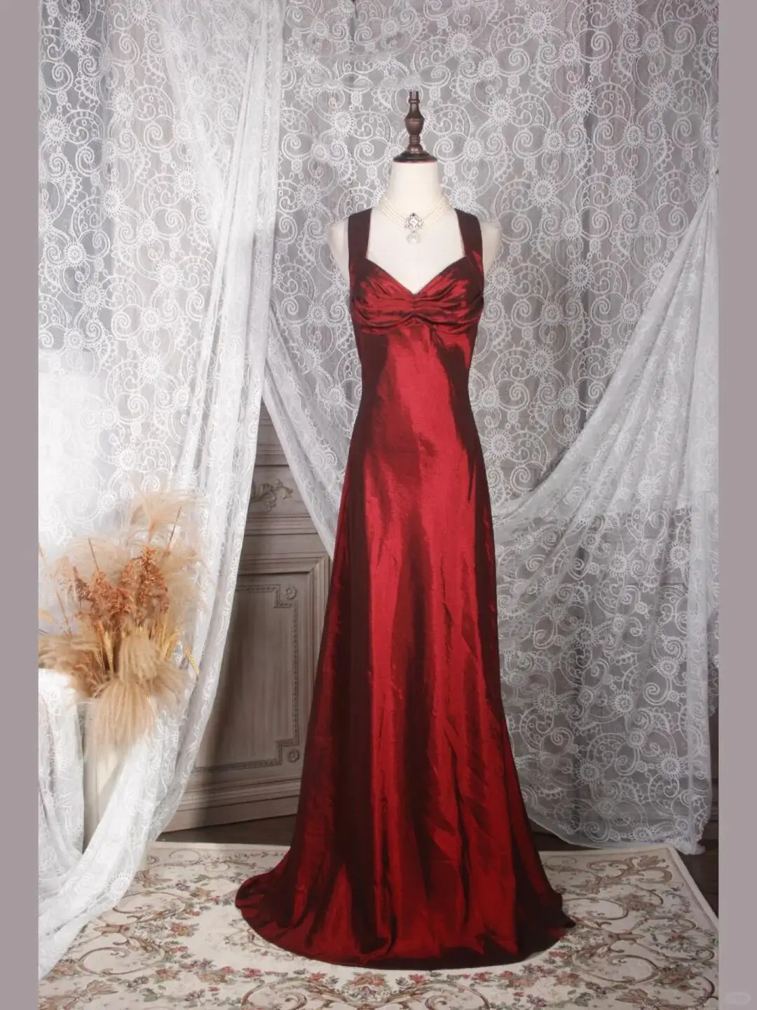 

Elegant Burgundy Evening Dresses V-neck Floor Length Sleeveless Backless Satin Woman Annual Meeting Host Formal Prom Gown