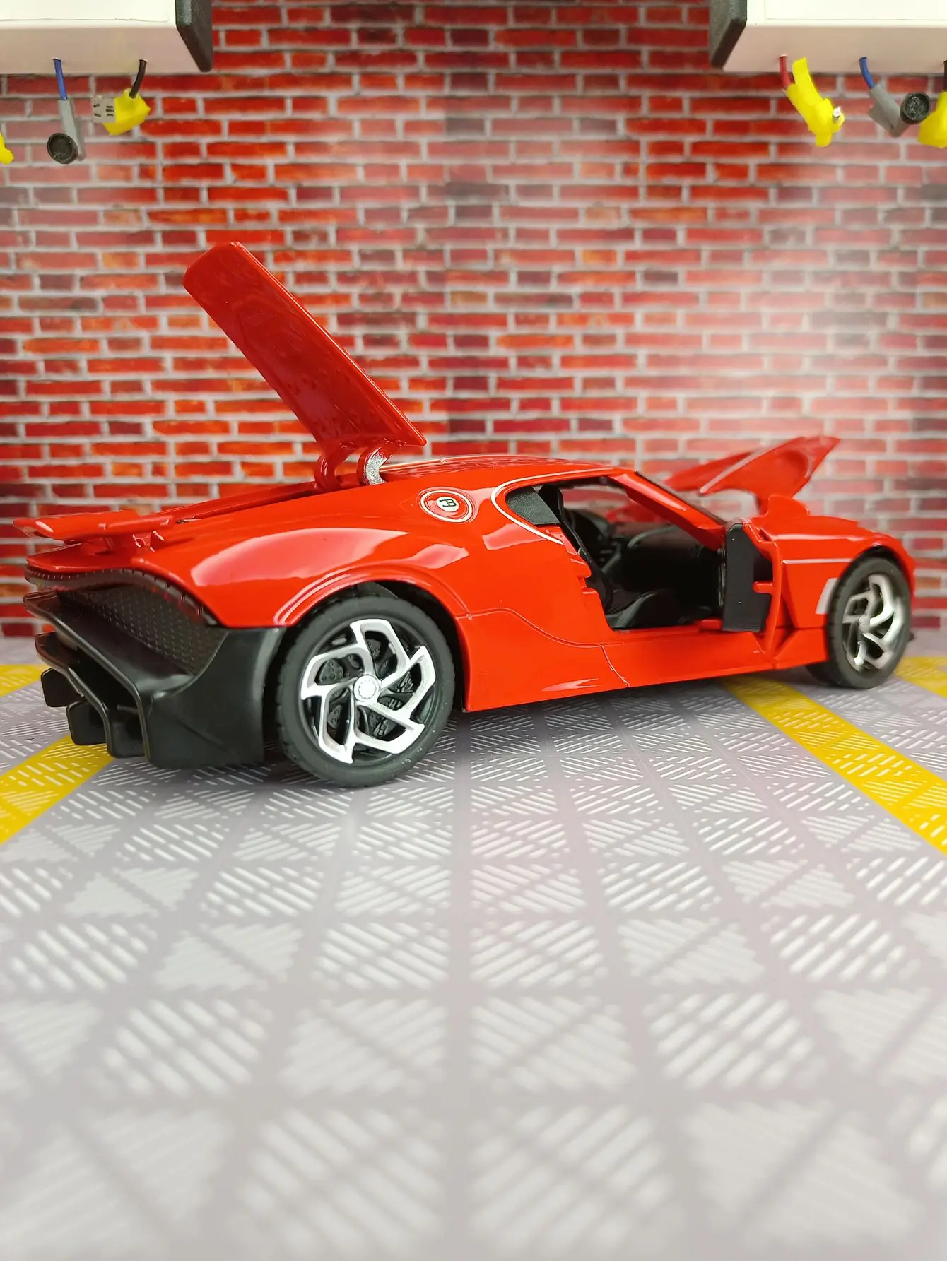 Modèle de voiture de sport super en alliage 1:24, jouet acousto-optique rétractable pour enfants, bonne qualité, peut être donné comme cadeau d'anniversaire à des amis