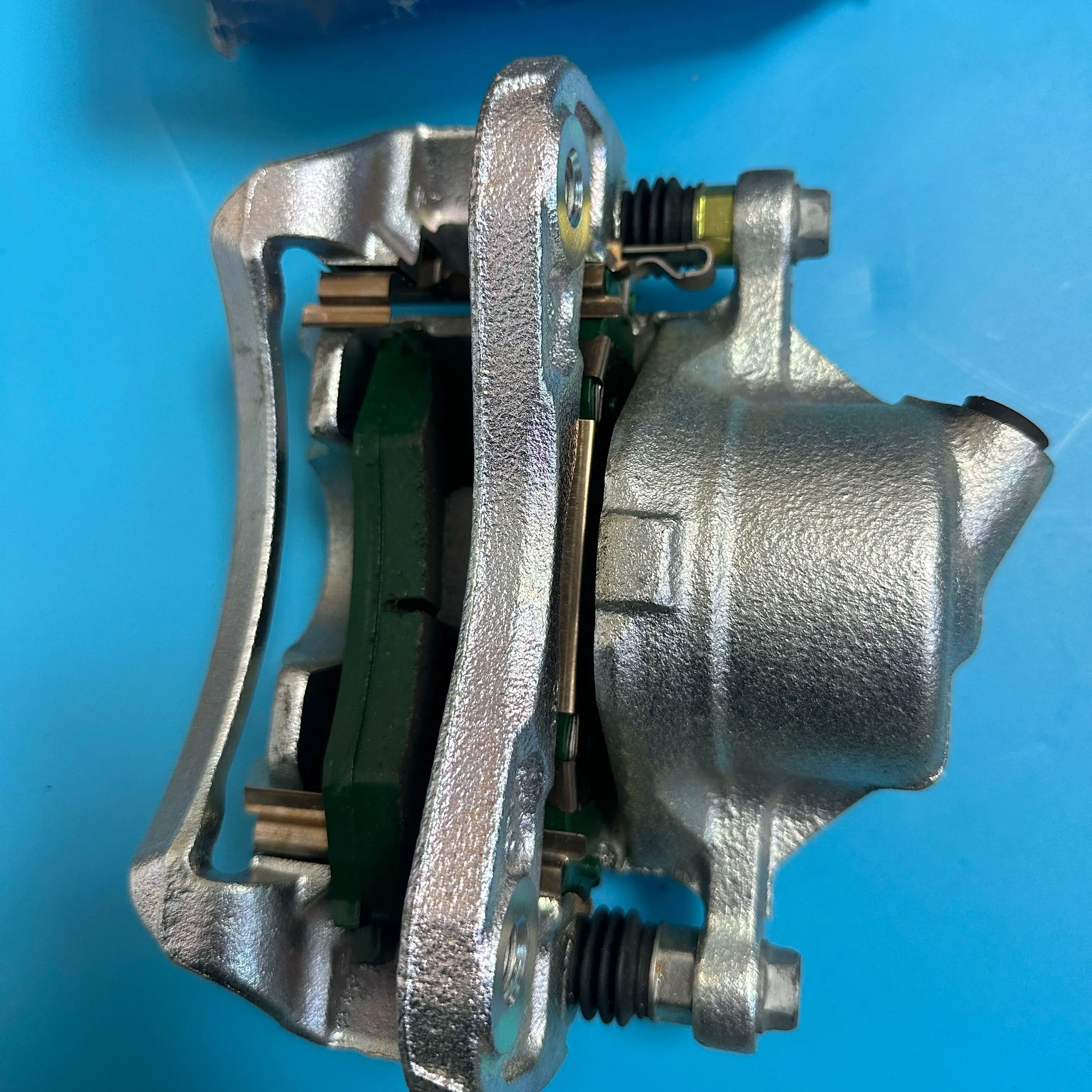 

Передний тормозной суппорт в сборе левый 4811008152, правый 4814008152 для Ssangyong Rexton 2002-2003 гг.