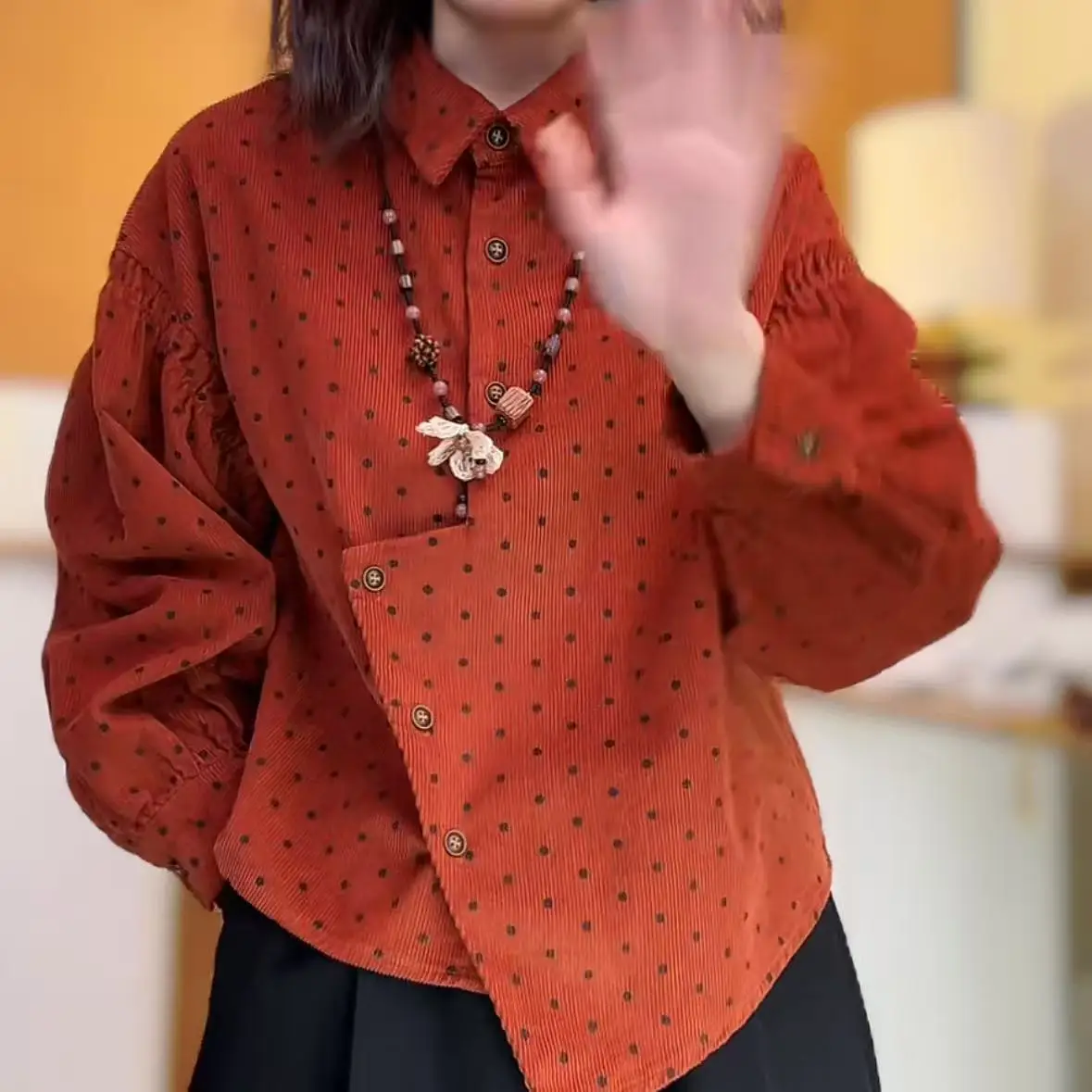 Herbst und Winter neues Cord-Orange-Polka-Dot-weißes, plissiertes Laternenärmel-Laminierhemd, lockeres, vielseitiges Oberteil