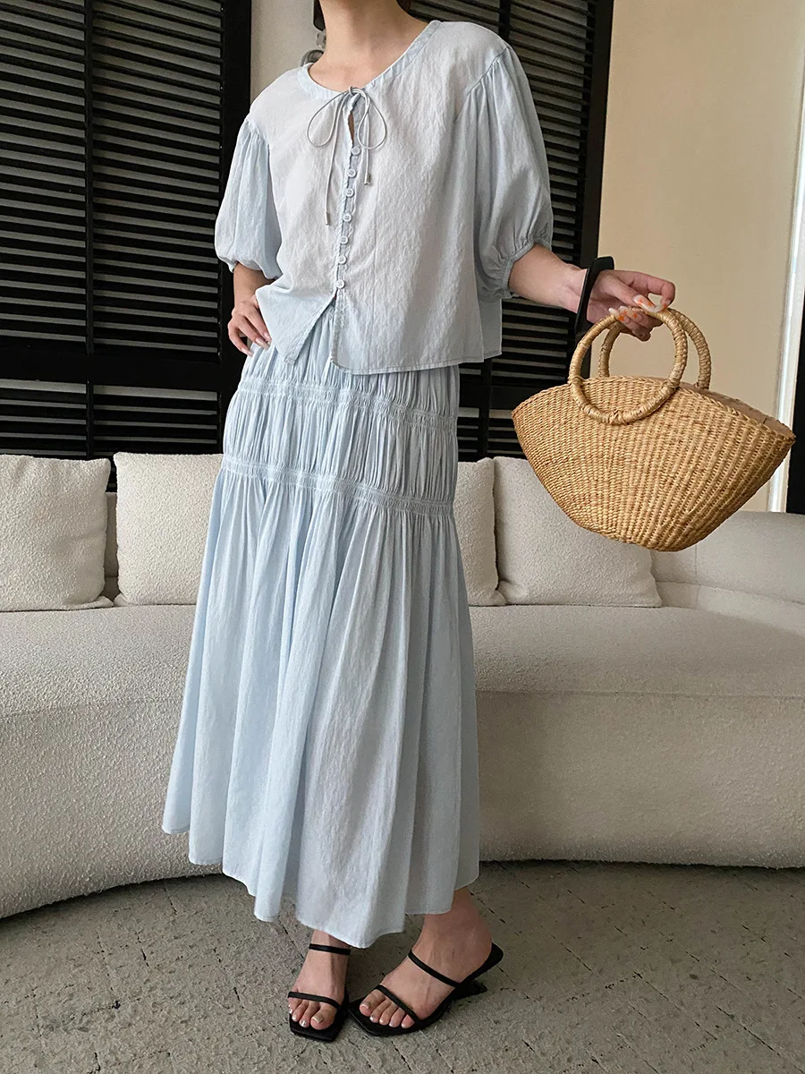 Sommerliches Damen-Set: Lässiges, einfarbiges, französisches Spitzenhemd mit kurzen Ärmeln und plissiertem, elastischem Rock mit hoher Taille – Detail 8