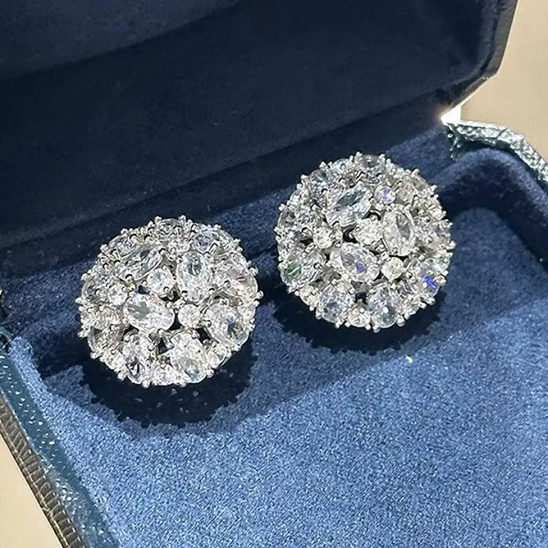 Huitan Ästhetisches Blumenstrauß-Design Damen-Ohrstecker, voll funkelnd, rund, CZ, elegantes Hochzeits- und Verlobungs-Accessoire, schicker Schmuck
