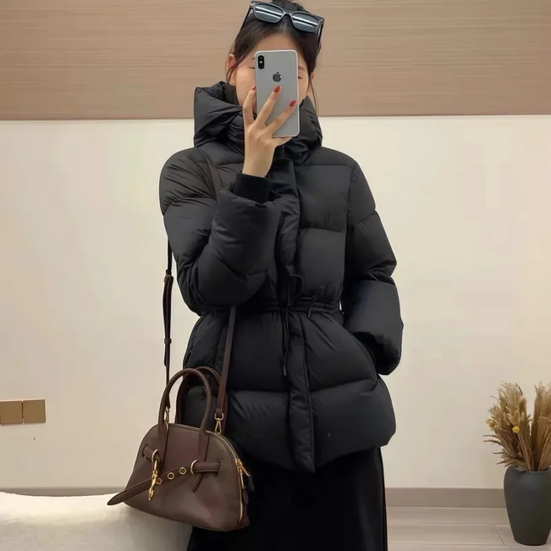 

2025 пуховая хлопковая куртка с капюшоном для женщин, зимняя новая стильная теплая утолщенная куртка-пуховик с тонкой талией, пальто