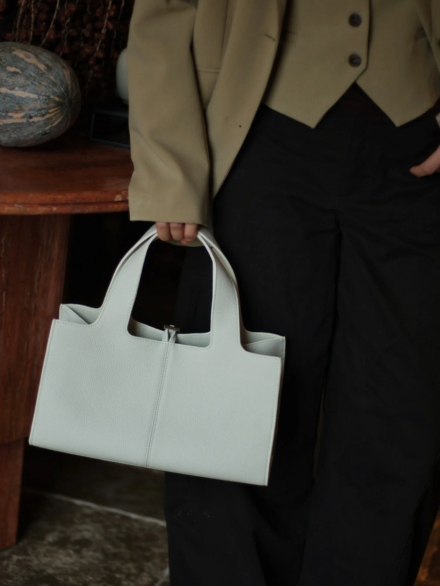 

2026 Top-Grain Cowhide Market Tote Bag, Niche Luxury Design Large Capacity Handheld Commuter Purse for Women Casual Daily
