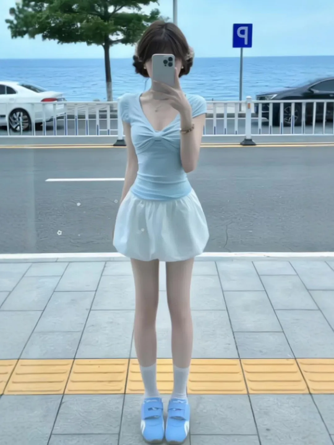 

Уникальный комплект из топа с V-образным вырезом и юбки с цветочным принтом, летний образ 2026, удобный и модный женский ансамбль