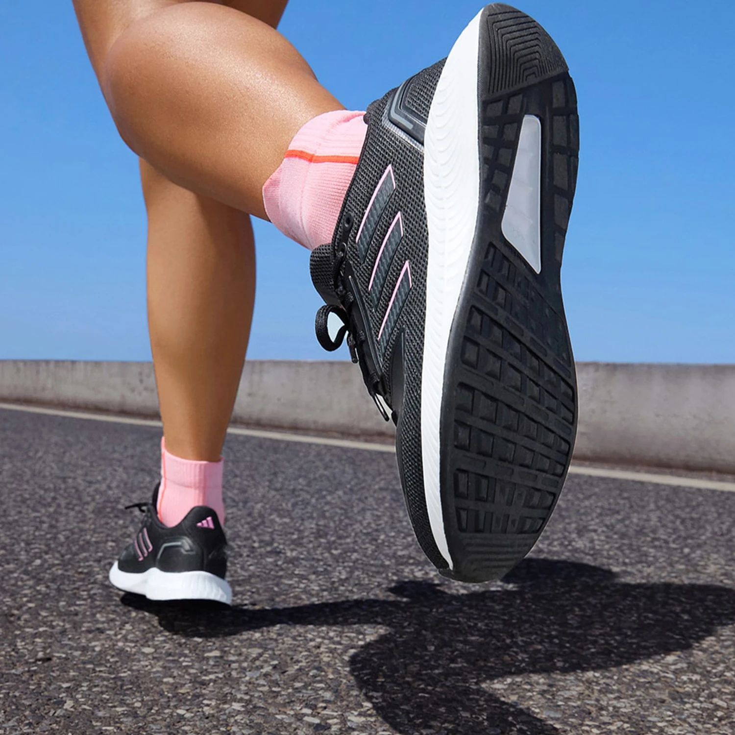 حذاء الجري Adidas الأصلي الموسمي الجديد للنساء ذو الرقبة المنخفضة القابلة للتنفس FY9624