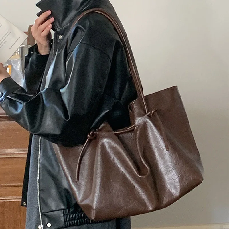 

Fashion Retro Women's Large Capacity PU Leather Handbag 2026 New Korean Sle Early Autumn Faion Versatile Shoulder Bag Armpit Bag