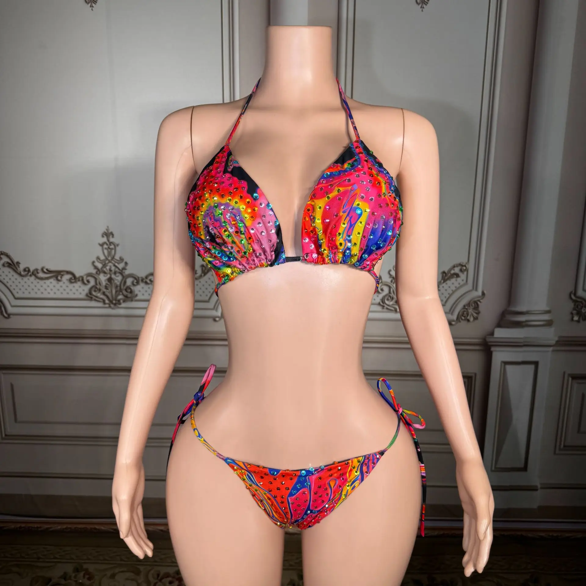 

Комплект бикини с глубоким V-образным вырезом и ретро-принтом - сексуальный купальник из трех частей для летнего отдыха на море и пляжа.