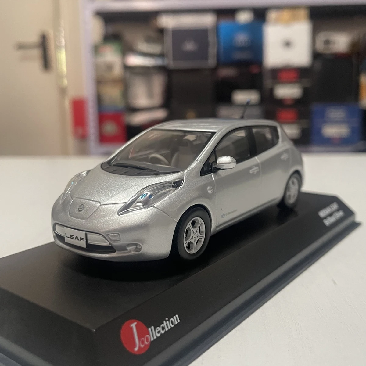 

KYOSHO 1:43 Scale Diecast Alloy Silver Nissan LEAF 2010 Toys Cars Model Classics Nostalgia Adult Gifts Souvenir Static Display