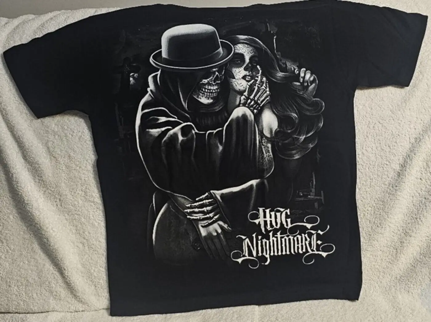 

SKELETON DAY OF DEAD LADY HUG NIGHTMARE GRAVEYARD SKULL HORROR T-SHIRT