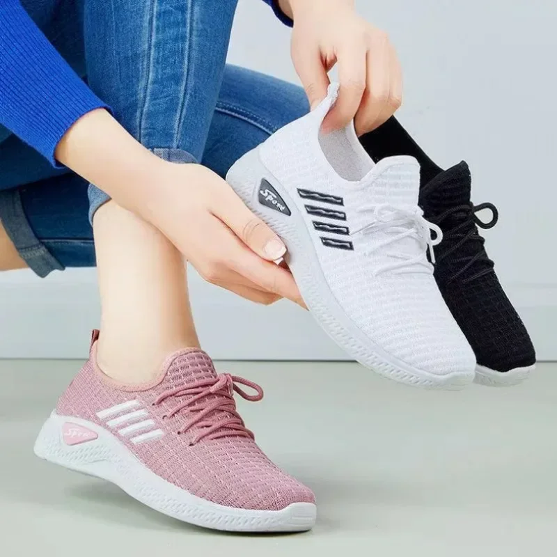 Sepatu trendi baru Fly-Knit Sneakers musim semi dan musim panas sol lembut kasual sepatu ibu jala sepatu pelajar lari Low-Top