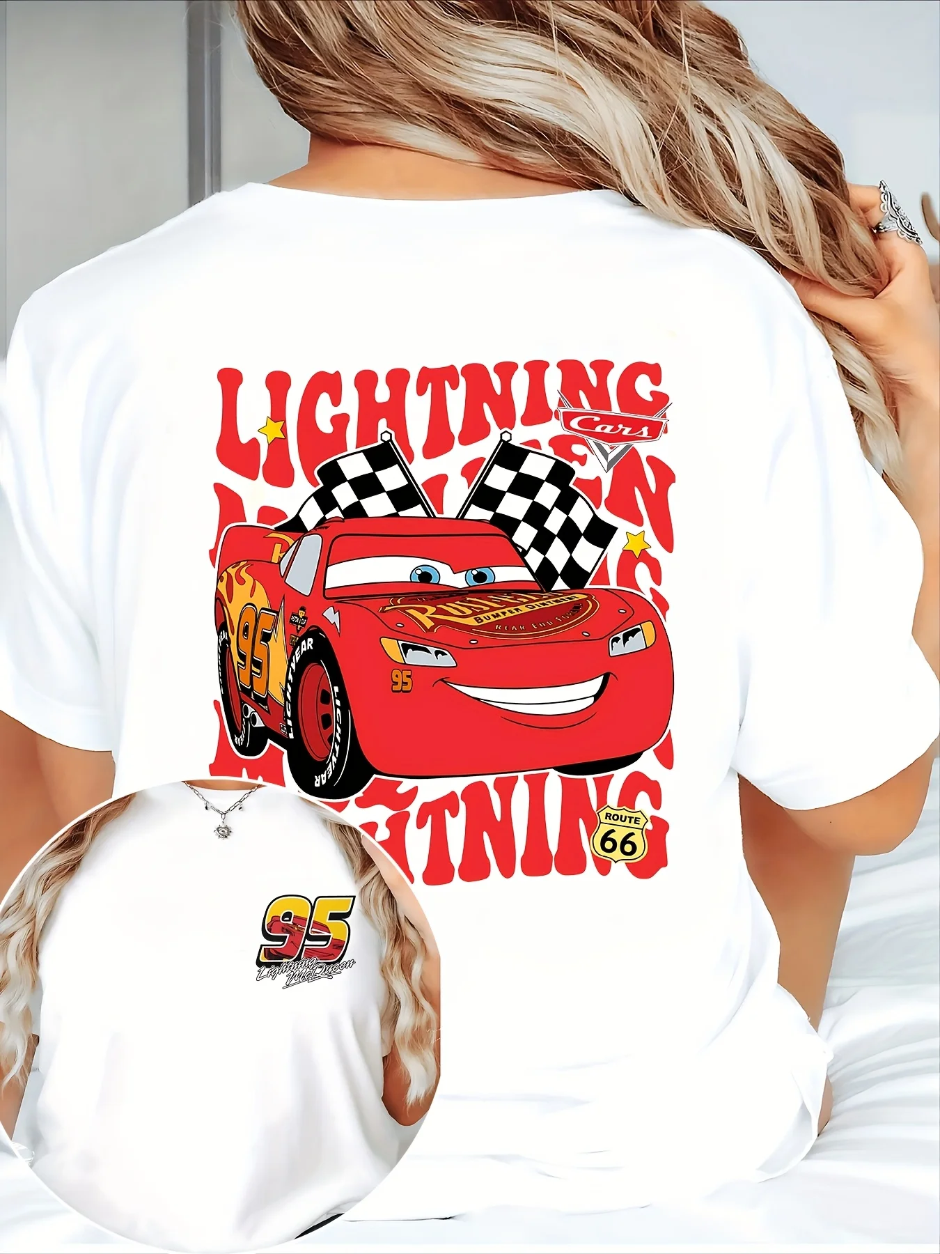 

Женская футболка с рисунком Lightning McQueen Racing '95 — черная с красным и желтым мультяшным дизайном — эксклюзивно для любителей кино на автомобилях