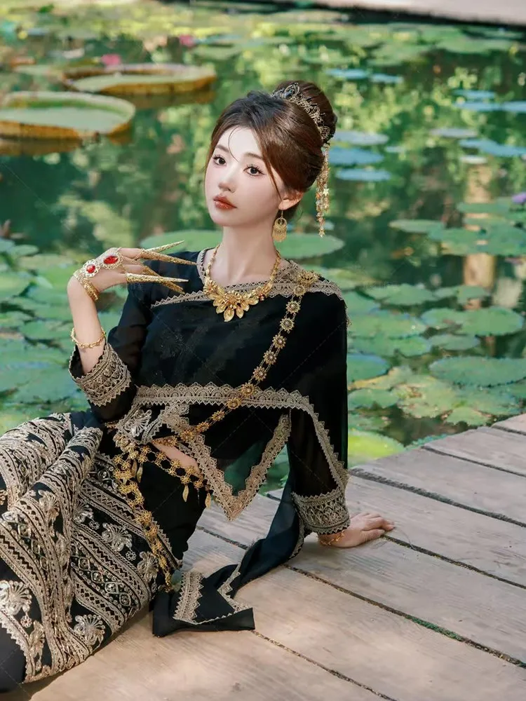 A complete set of heavy industry top shawl tube skirt and accessories for women