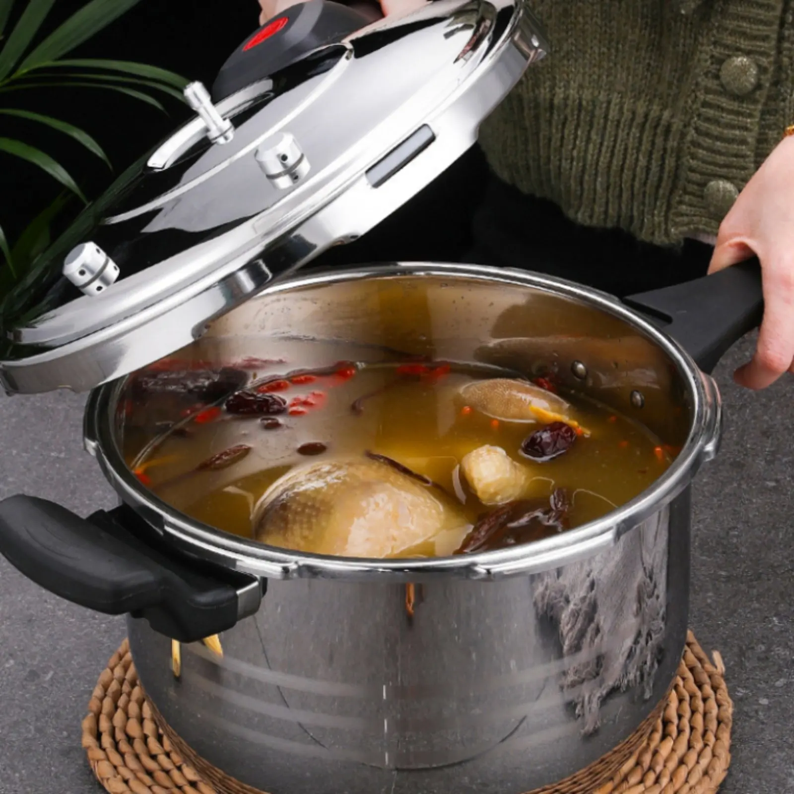 

Скороварка из нержавеющей стали с множеством функций безопасности, большая емкость, сохраняет питательные вещества и вкус.