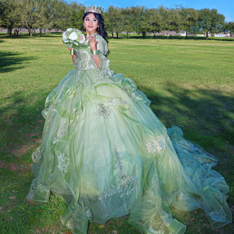 Maßgeschneiderte glänzende hellgrüne Quinceanera-Kleider aus der Schulter mit Paillettenapplikationen, Rüschen und Kristallen, Vestido De 15 Quinceanera