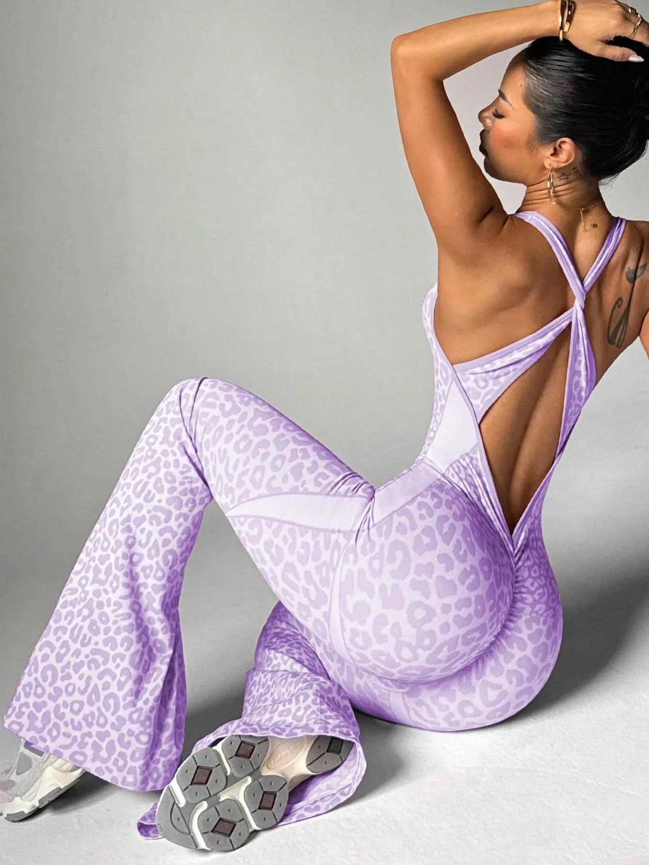 Nahtloser Yoga-Overall mit Leopardenmuster und überkreuztem Rücken für Damen, Fitness-Sport-Jumpsuit – Detail 8