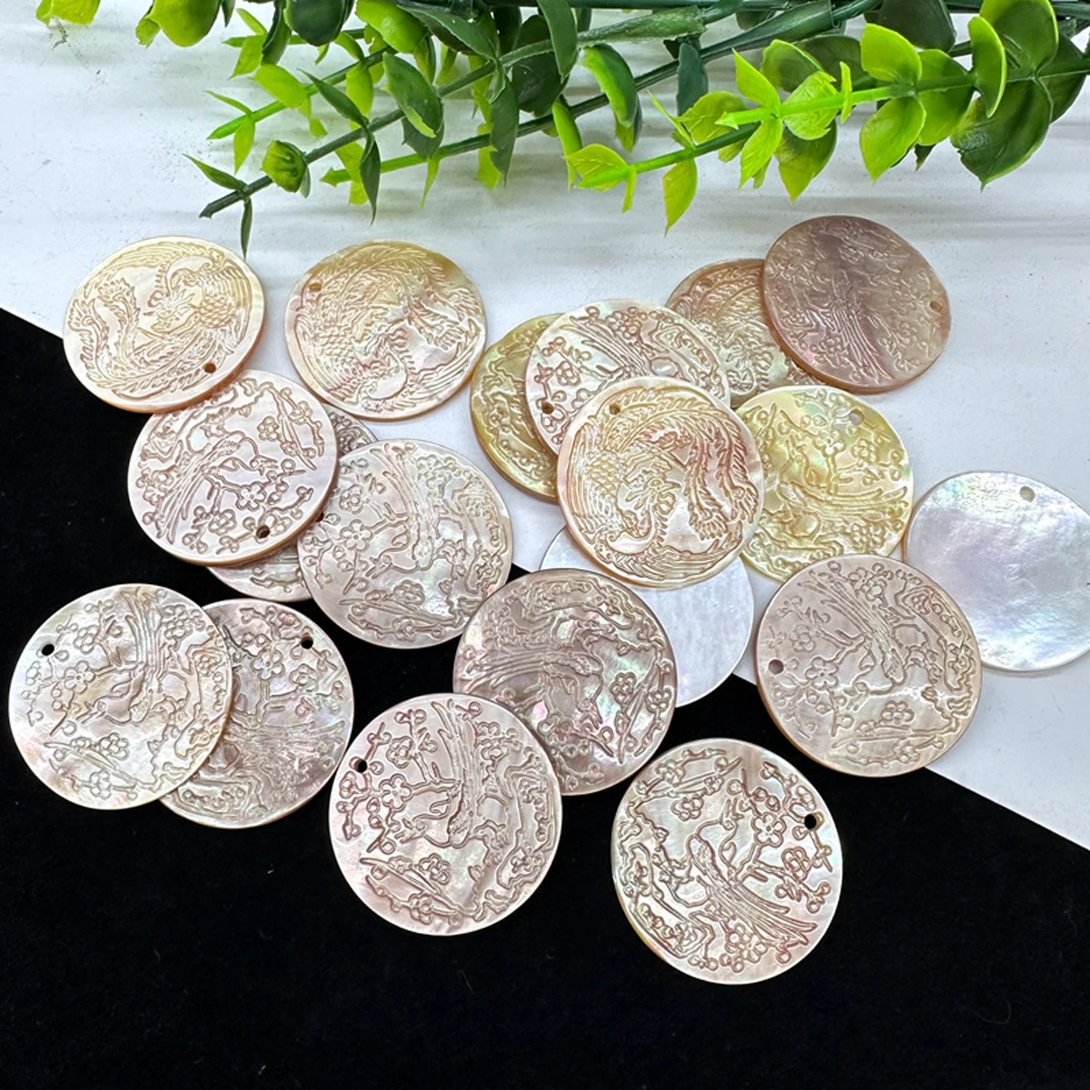 4 Stück geschnitzter runder Anhänger aus Perlmutt, gelb, kleiner Anhänger, 30 mm, für die Schmuckherstellung, DIY-Ohrring-Halsketten-Zubehör – Detail 5