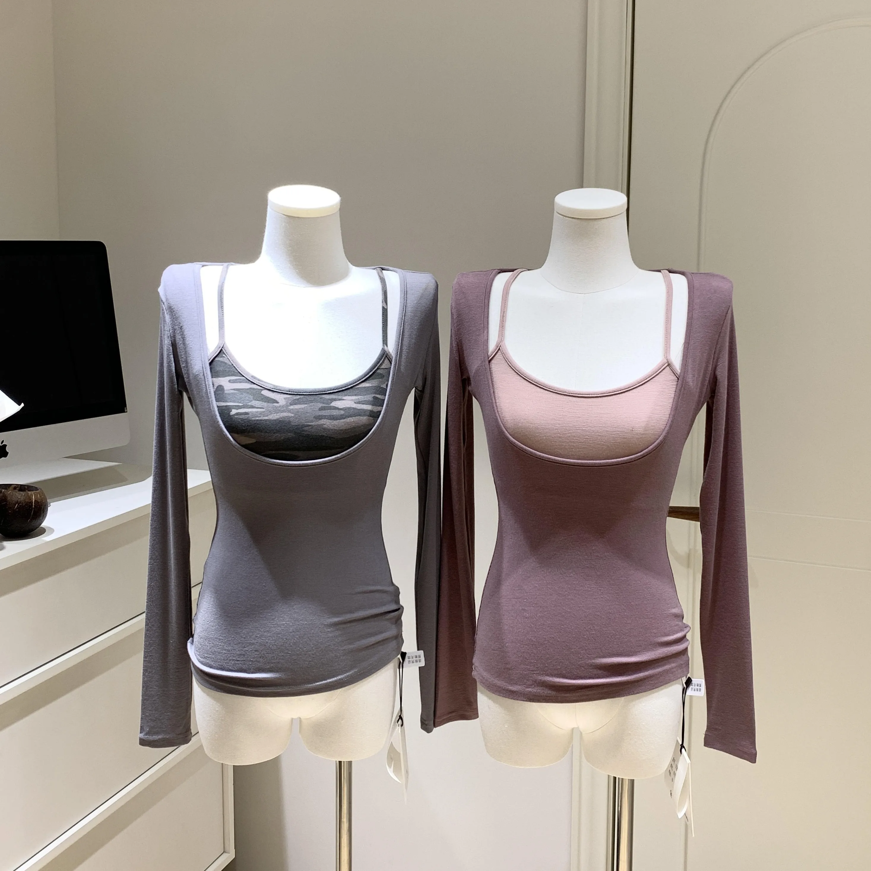 

Новая весенняя двухцветная футболка с V-образным вырезом и длинным рукавом 2026 года – женский модный многослойный топ из двух частей, имитация базовой рубашки в минималистичном стиле