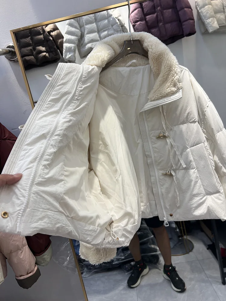 여성용 라펠 칼라 루즈핏 화이트 덕다운 재킷 패션 트렌드 양털 카우혼 버클 숏 스타일 다운 재킷