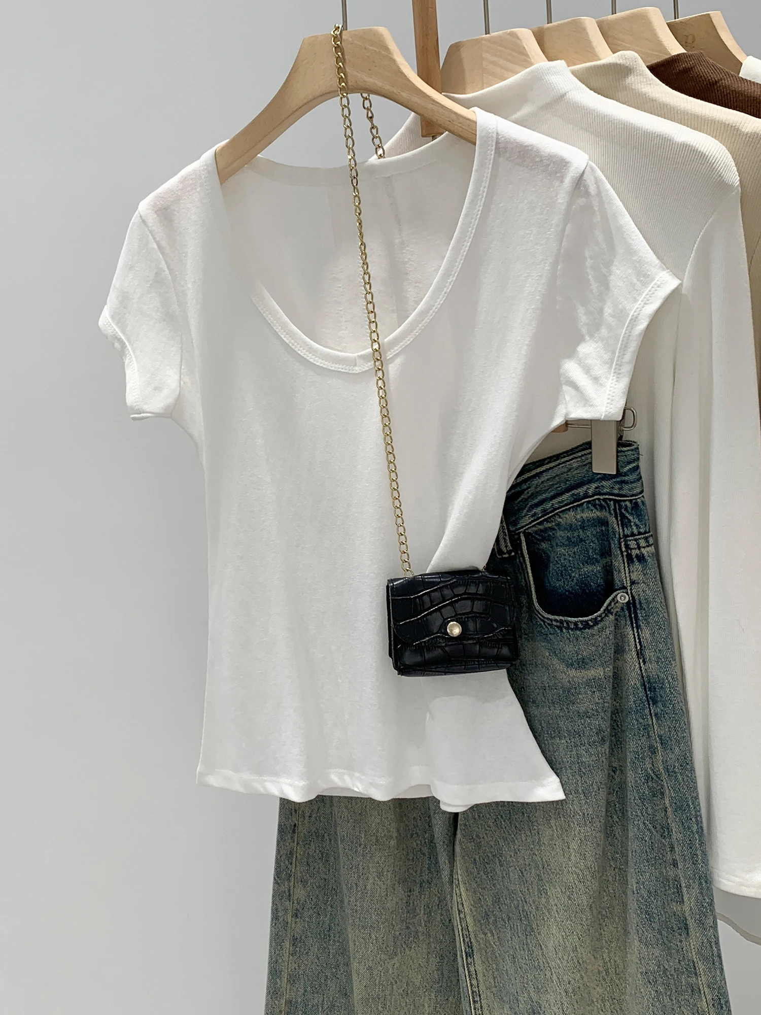 

Basic White V-Neck Short Sleeve T-Shirt Women's Summer 2026 New Small Size Anti-Aging Thin Shoulder Regular Fit Cotton Blend