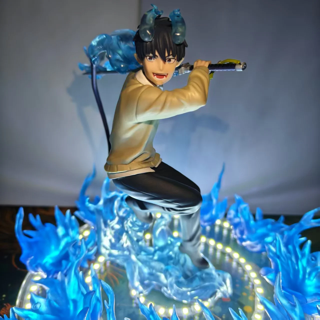 Ao geen Exorcist Anime Okumura Rin Vlammen van Satan Blauw DIY Model Beeldje Actiefiguren & Basis & Lamp Collectie Decoratie