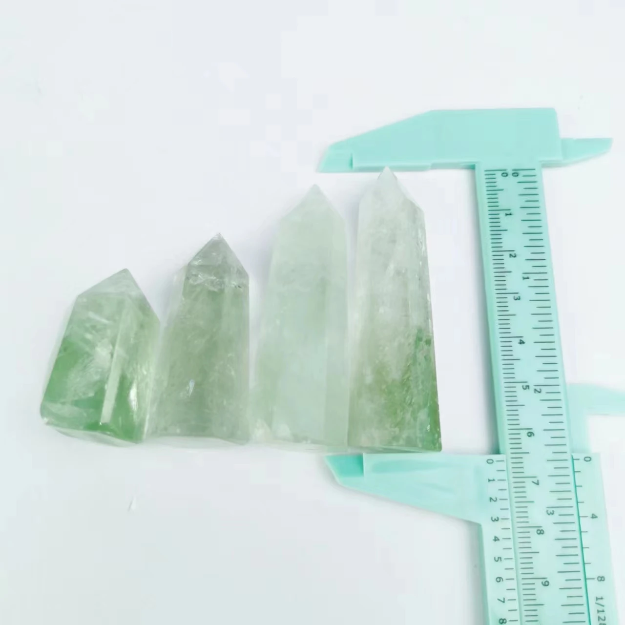 หินควอตซ์ธรรมชาติจุดหินรักษาคริสตัลสีเขียว