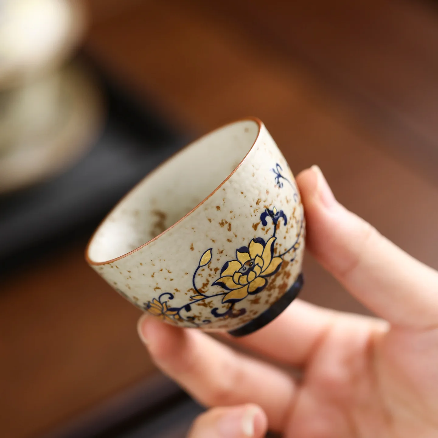 Blue White Porcelain Red Base Gilded Interlocking Lotus Heart Shaped Ceramic Master Cup Personal Kung Fu Tea Tasting Single Cup