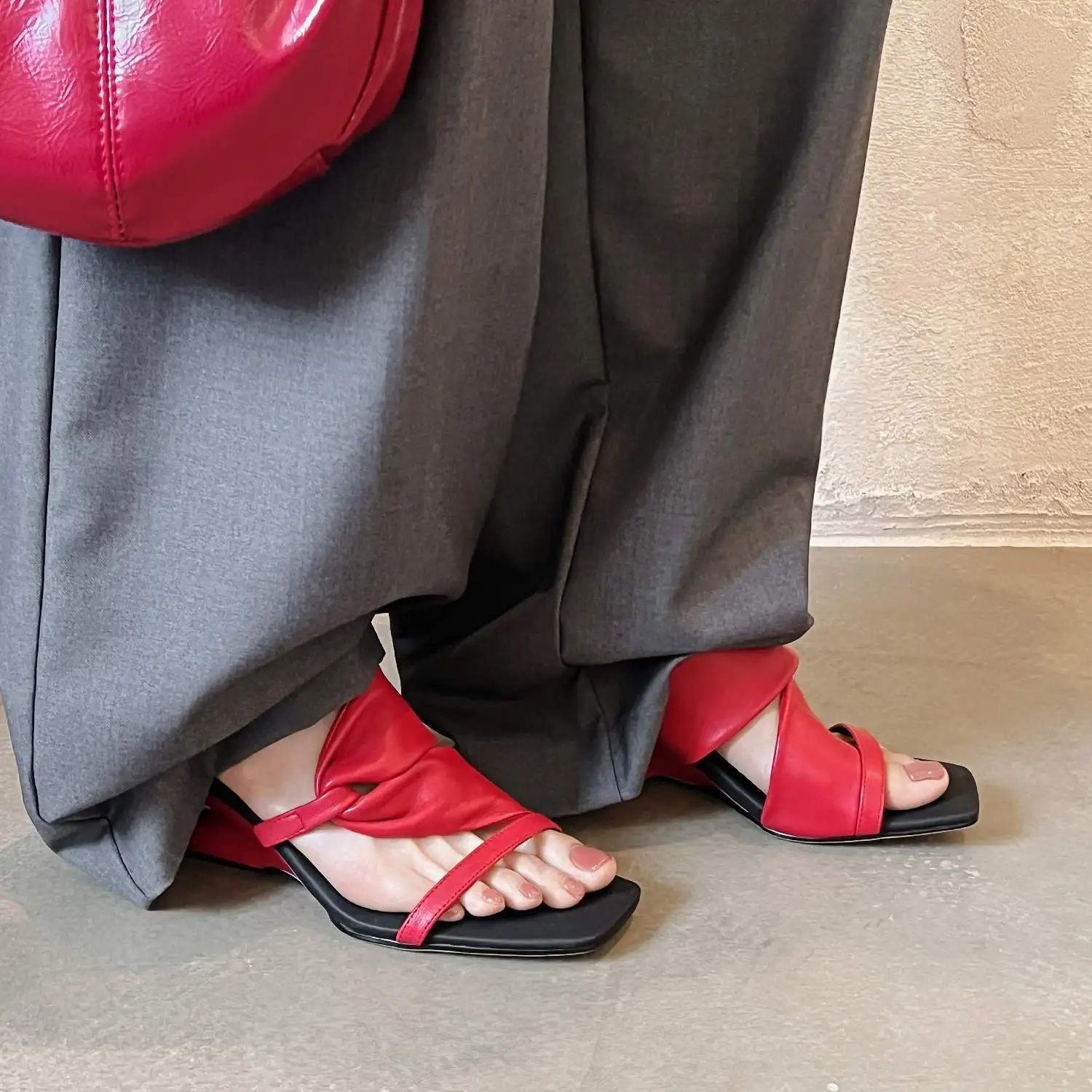 كرازينغ بوت حجم كبير جلد الغنم عالية الكعب موجزة يؤرخ أحذية الصيف Slingback البغال الفاخرة مصمم العلامة التجارية الأحمر النساء الصنادل