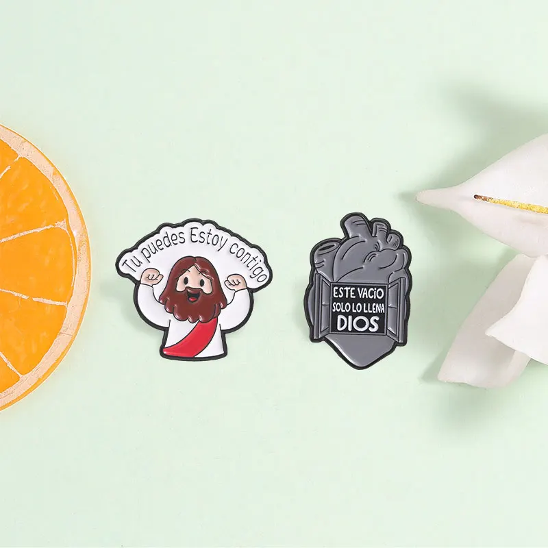 Spanische Jesus-Glaubens-Emaille-Anstecknadel: Cartoon-Jesus „Tu Puedes Estar Conmigo“ und Herzfenster „Este Vacío Solo Lo Llena Dios“ Brosche/Abzeichen – Detail 6